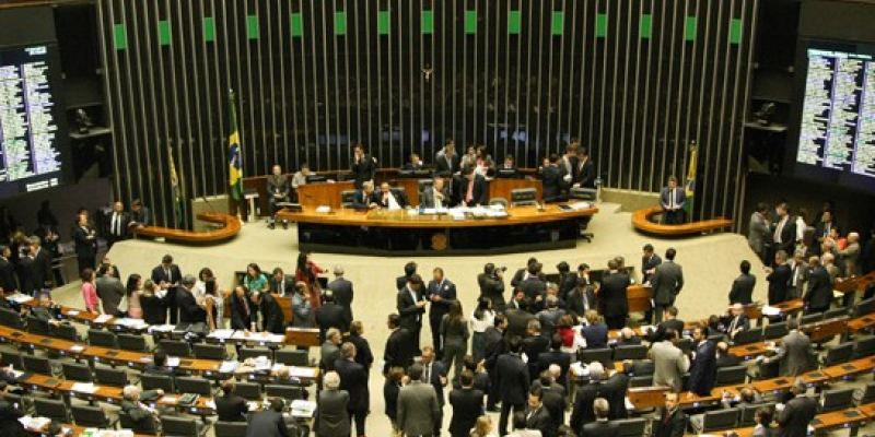 O presidente da Câmara, Rodrigo Maia (DEM-RJ) diz que a votação deve acontecer em maio. Especialista afirma que a economia do país não pode esperar