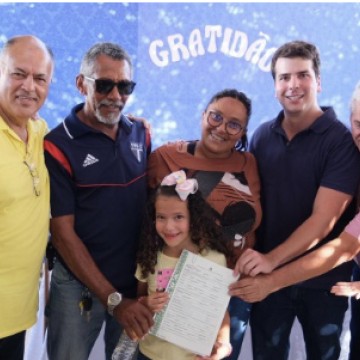 Deputado Antonio Coelho comemora a entrega de títulos definitivos para famílias de Dormentes e Lagoa Grande