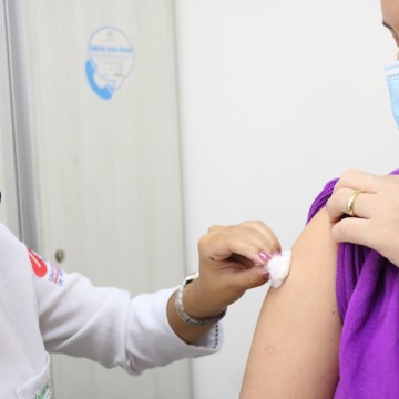 Prefeitura do Recife leva mutirão de vacinação itinerante contra gripe e covid-19 para 13 localidades neste fim de semana
