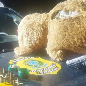 Arma e munições dentro de urso de pelúcia são apreendidas pela PRF em Salgueiro