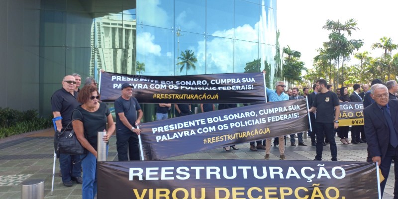 O “Ato Nacional pela Valorização dos Policiais Federais'' ocorre no Recife com a presença da Diretora Regional da Associação dos Delegados de Polícia Federal e do vice-presidente do Sindicato de Policiais Federais de Pernambuco