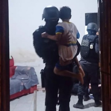  Homem é contido após fazer filho de 6 anos refém, em Jaboatão dos Guararapes