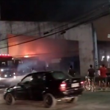 Três boxes são atingidos por incêndio no Mercado das Mangueiras, em Jaboatão