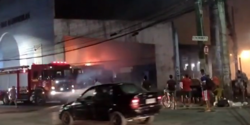 As chamas, que foram avistadas por volta das 21h30, se alastraram rapidamente em três boxes do centro comercial