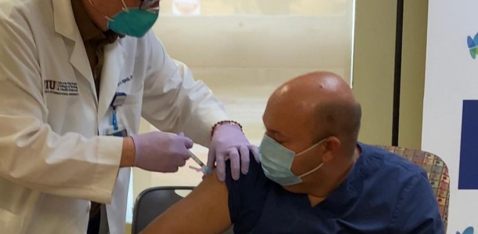 Médico caruaruense toma vacina contra covid nos EUA