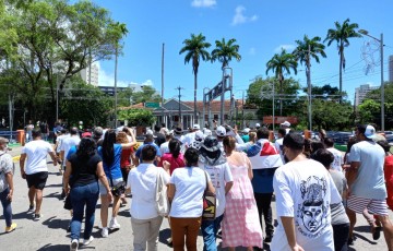 Caso Beatriz: mãe da menina chega ao Recife depois de mais de 700km de caminhada
