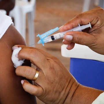 Metade da população do Recife está com o esquema vacinal contra  a Covid-19 completo