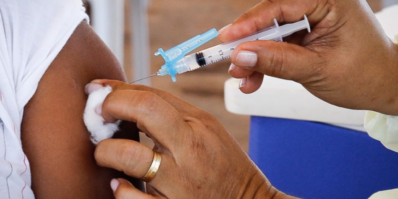  A marca de 50% de imunizados foi atingida no final de semana.