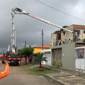Corpo de Bombeiros resgata cadela de prédio que desabou em Olinda  