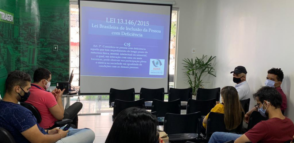 Procon Caruaru promove palestra com servidores para atender pessoas com deficiência