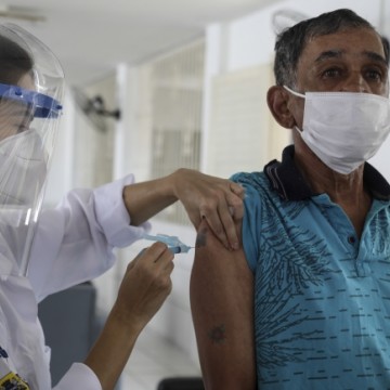 Recife vacina trabalhadores da saúde e idosos contra influenza