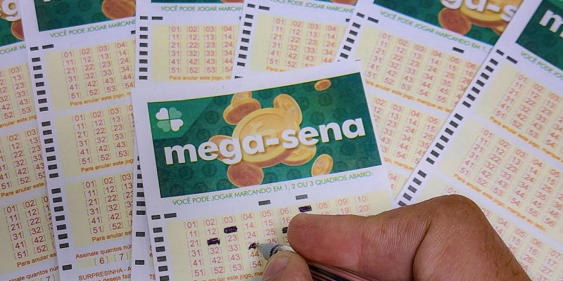 Os sorteios da Mega-Sena ocorrem às quartas-feiras e sábados.