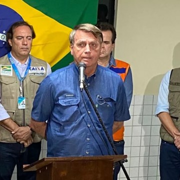 Após sobrevoar áreas atingidas, Bolsonaro anuncia liberação de crédito a atingidos
