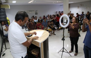 Ao lado de Servidores municipais, Prefeito Ricardo Ramos Assina Projeto de Liberação do Precatórios em Sessão Extraordinária na Câmara de Ouricuri