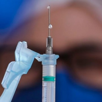 Biomédica avalia decisão de aplicação de terceira dose da vacina contra a Covid em grupos prioritários