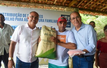 Prefeito Mano Medeiros fortalece agricultura do Jaboatão com distribuição de sementes de milho