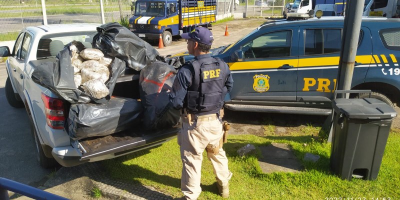 Os policiais encontraram 90 tabletes da droga, divididos em cinco sacos na caçamba do veículo