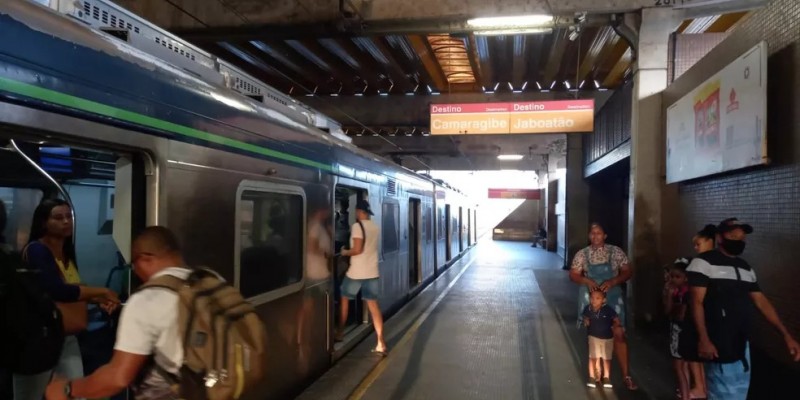 Um trem apresentou problemas no compressor e precisou ser evacuado nas proximidades da Estação Joana Bezerra
