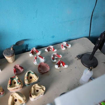 Operação interdita 25 laboratórios clandestinos de prótese dentária; 52 pessoas são autuadas em flagrante