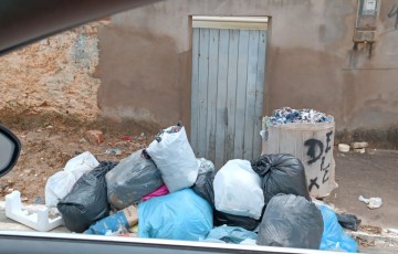 Lixo toma conta das ruas de Casinhas