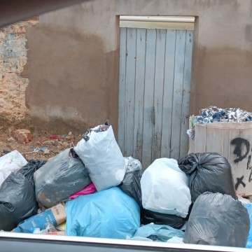 Lixo toma conta das ruas de Casinhas