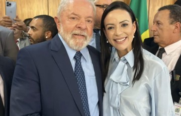 Ao lado de Lula, Marcia Conrado discursa em prol dos municípios