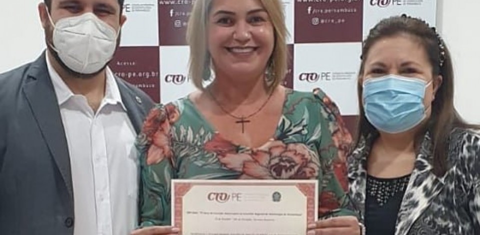 Odontóloga caruaruense é homenageada pelo CRO-PE