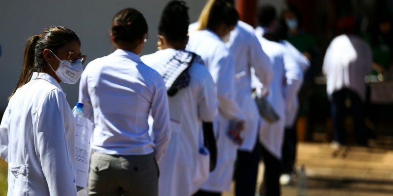 A seleção conta com 5.970 vagas distribuídas em 1.994 municípios, e tem prioridade para os médicos brasileiros formados no país