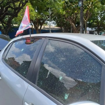 Casa com bandeira do MST e carro com bandeira de Lula são atingidos por tiros no Ipsep