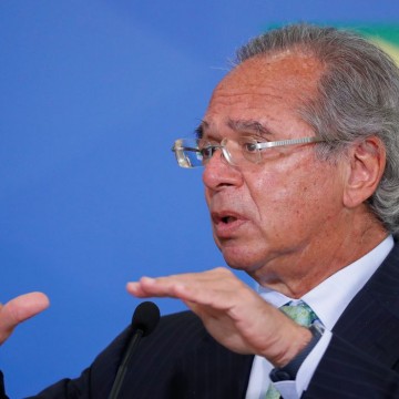 Bolsonaro tem razão sobre abono salarial, diz Guedes