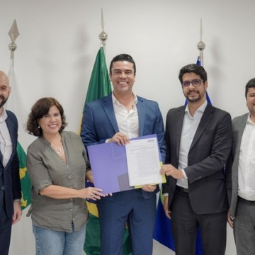 Rodrigo Pinheiro assina contrato com a Empresa do Brasil de Comunicação (EBC) para lançamento da TV municipal
