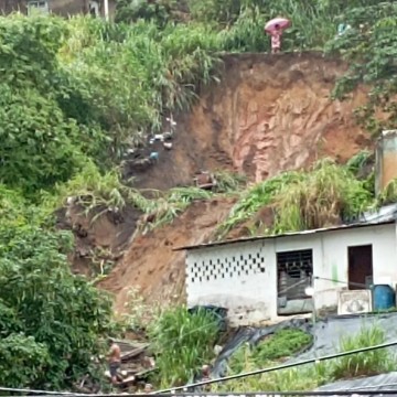 Chuvas fortes deslizam barreira em Olinda; um morador segue desaparecido