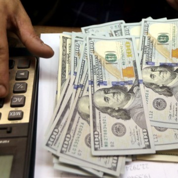 Dólar cai para R$ 5,05 em dia de alívio nos Estados Unidos