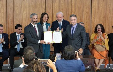 Governadora comemora assinatura da ordem de serviço da duplicação da BR-423 ao lado do presidente Lula 