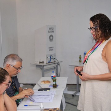 Em Olinda, ministra Luciana Santos vota nas eleições para o Conselho Tutelar