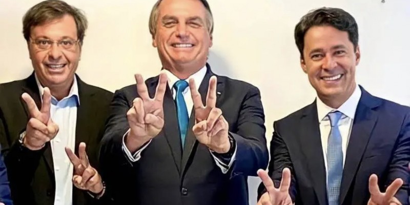 Coluna da quarta | Bolsonaro desembarca em Pernambuco e esquenta candidaturas de Anderson e Gilson