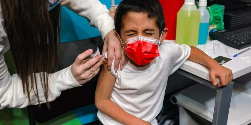 De acordo com dados da Secretaria de Saúde do estado, apenas 26,4% das crianças entre 5 e 11 anos de idade estão com o esquema vacinal completo contra o Covid