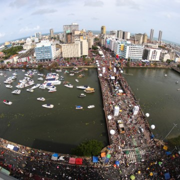 No Recife, foliões e políticos se divertem no Galo da Madrugada