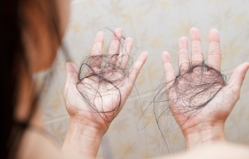 COVID-19: pacientes que tiveram a doença relatam constante queda do cabelo 