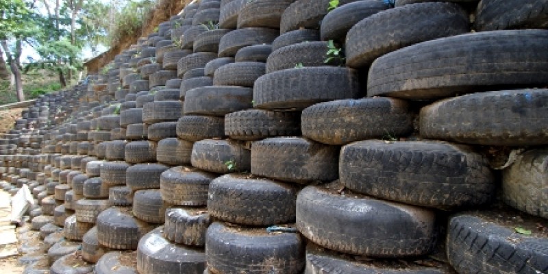 De acordo com a prefeitura, a utilização de pneus livra o meio ambiente de descarte irregular do material e tem o custo reduzido em relação a construção de barreiras feitas de pedra