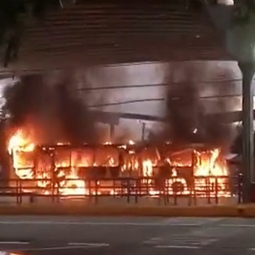 Ônibus pega fogo no Terminal Integrado do Barro
