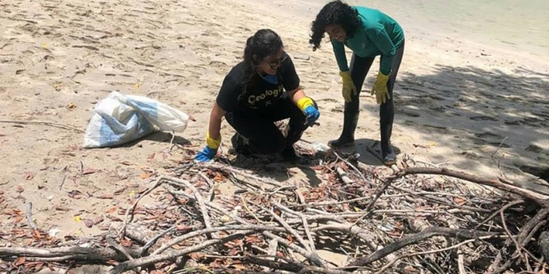 Voluntários se esforçam para retirar o óleo que chega. Em outros pontos do Estado, deu praia no final de semana. 
