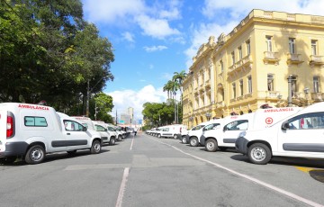 Paulo Câmara entrega ambulâncias a prefeitos de municípios pernambucanos