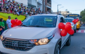 População de Santa Cruz recebe da prefeitura nova frota de veículos para transporte escolar