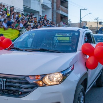 População de Santa Cruz recebe da prefeitura nova frota de veículos para transporte escolar