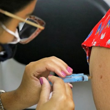 Recife tem mutirão de vacinação em 13 locais no fim de semana 