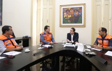 Paulo Câmara discute com prefeitos ações de enfrentamento aos impactos das chuvas