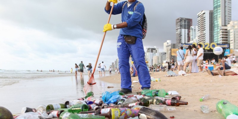 Sujeira frustra turistas e moradores que optam por curtir o primeiro dia do ano na orla da Zona Sul do Recife