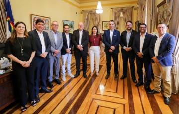 Álvaro Porto recebe presidente da Yazaki e acompanha executivo em reunião com a governadora Raquel Lyra