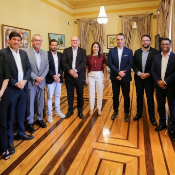 Álvaro Porto recebe presidente da Yazaki e acompanha executivo em reunião com a governadora Raquel Lyra
